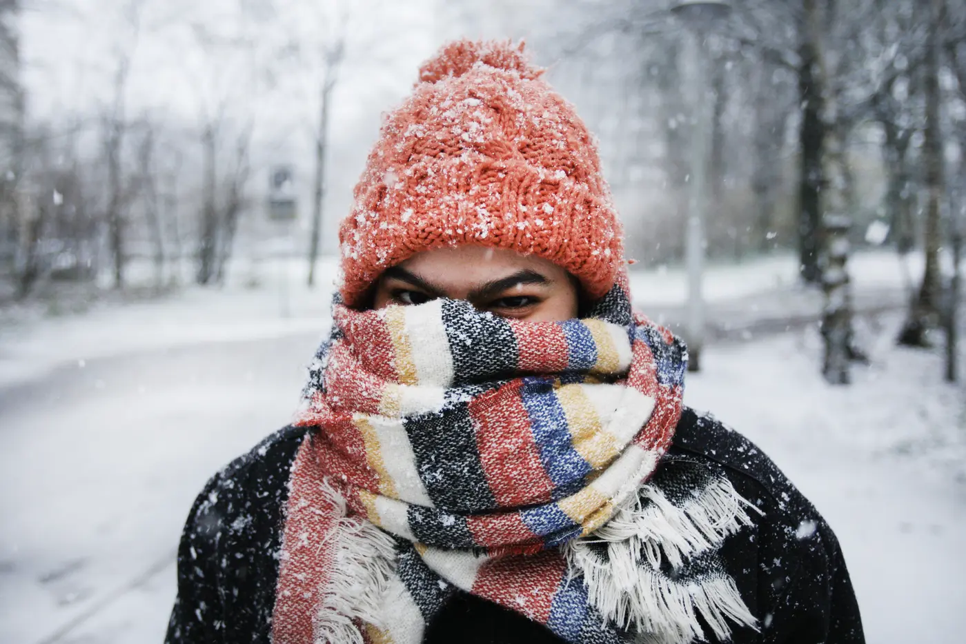 Kältellergie: Frierende Frau im Schnee