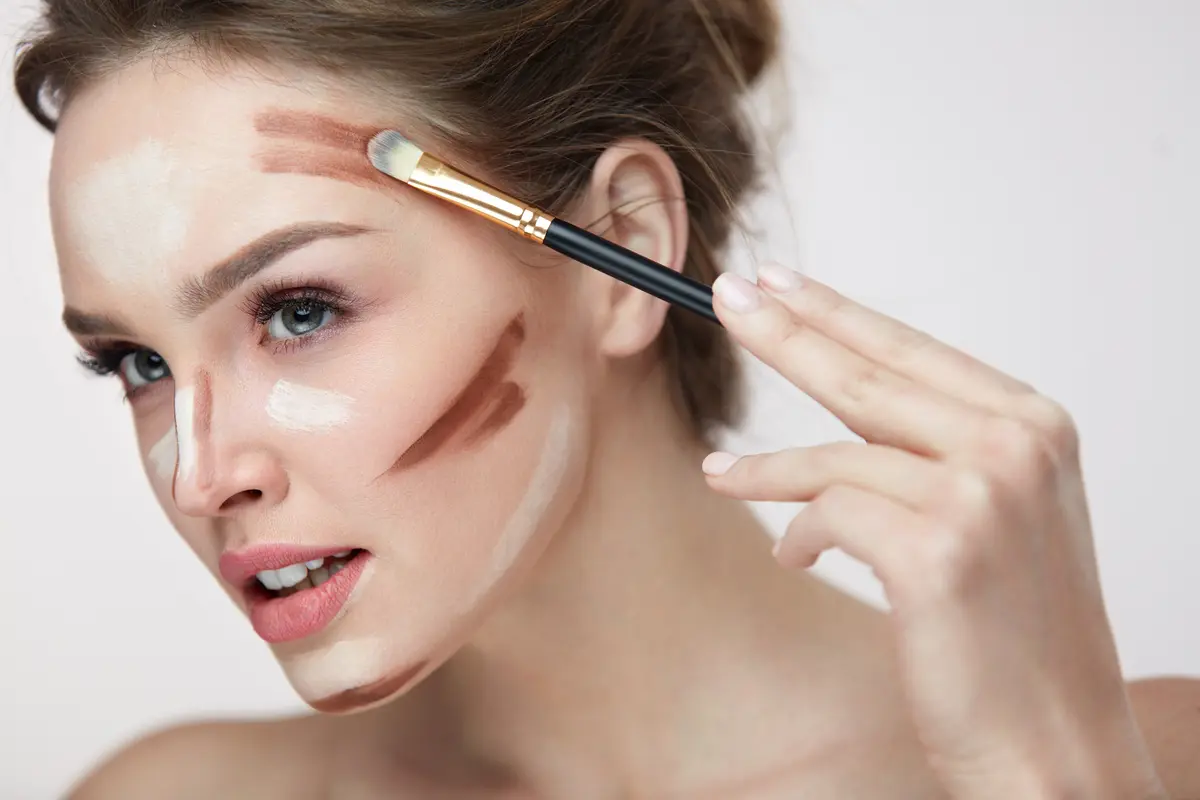 Junge Frau mit Contouring-Make-up im Gesicht