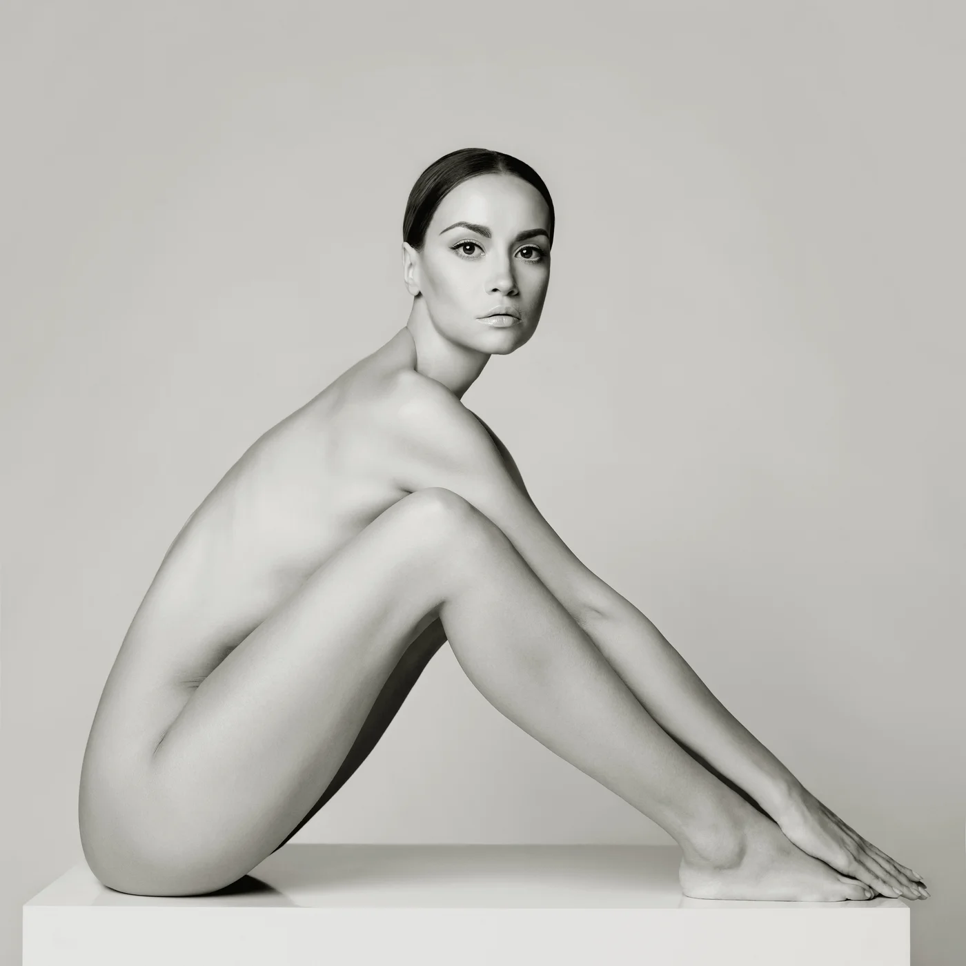 Eine Frau im Studio zeigt die Effekte von Coolsculpting