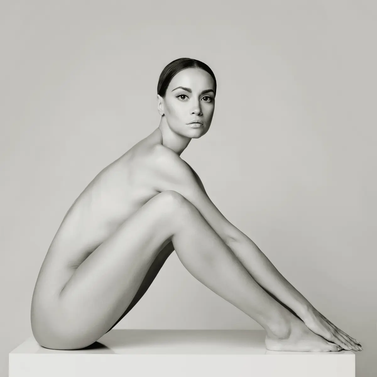 Eine Frau im Studio zeigt die Effekte von Coolsculpting