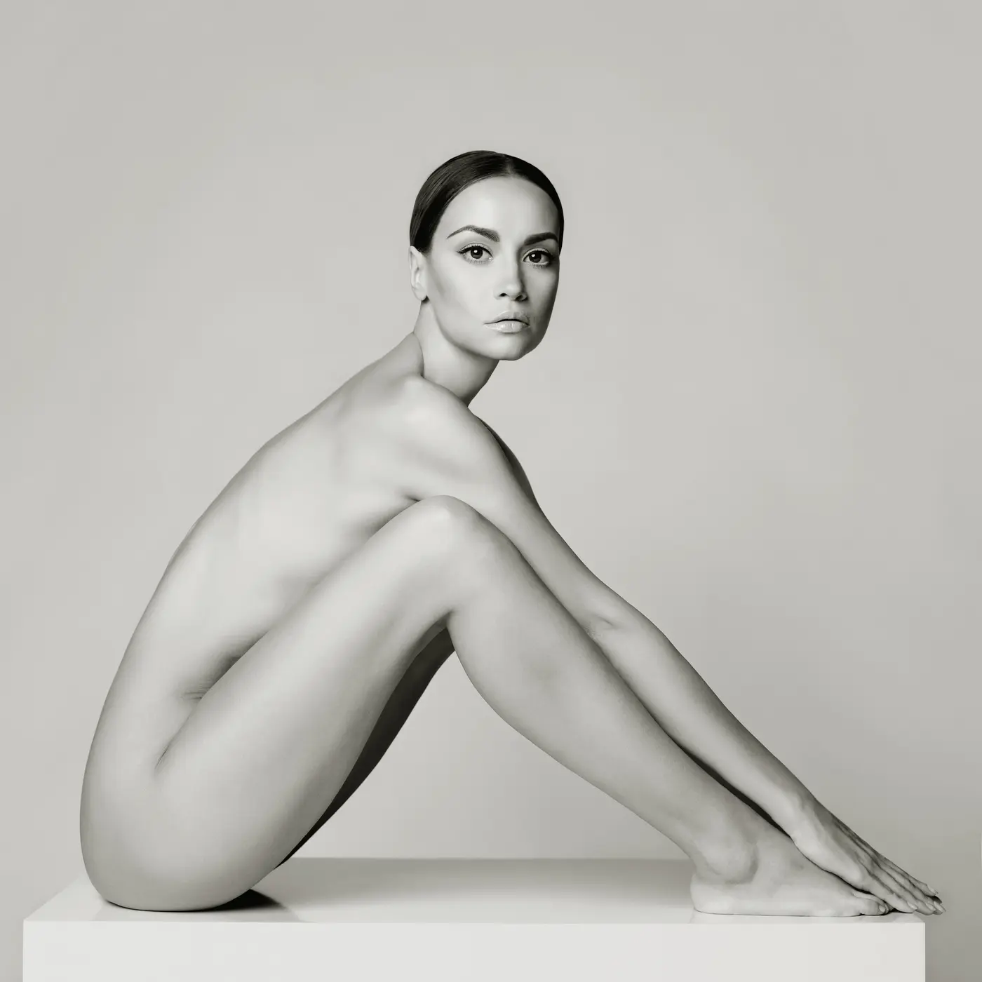 Eine Frau im Studio zeigt die Effekte von Coolsculpting