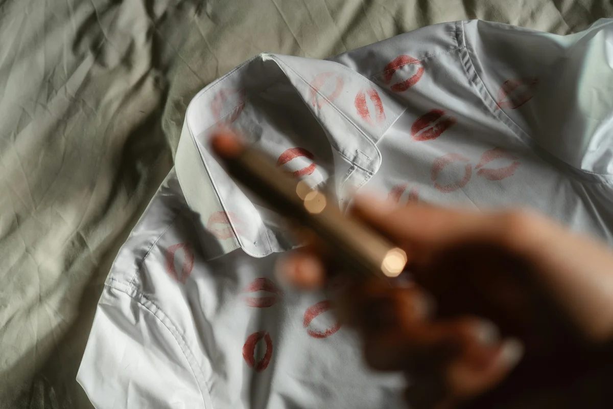 Weißes Hemd mit Lippenstift-Flecken – Schminke aus Kleidung entfernen leicht gemacht