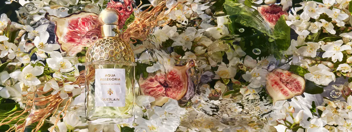 Flakon von Aqua Allegoria Nerolia Vetiver umgeben von wunderschönen Blumen