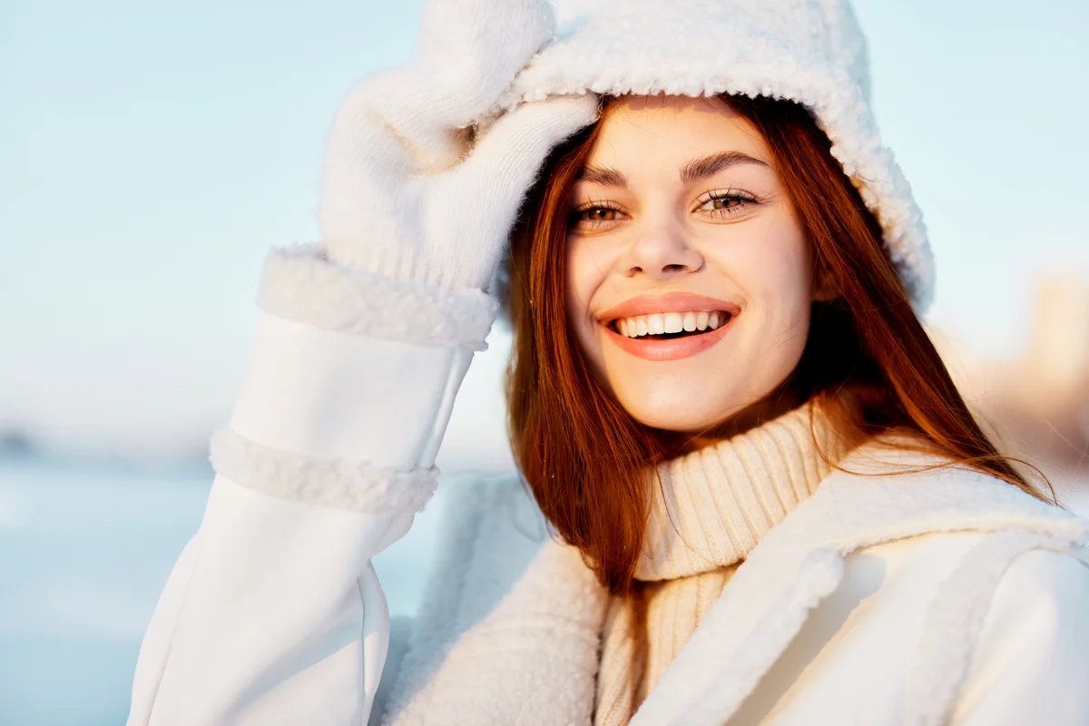 Frau mit weißer Kleidung im Schnee