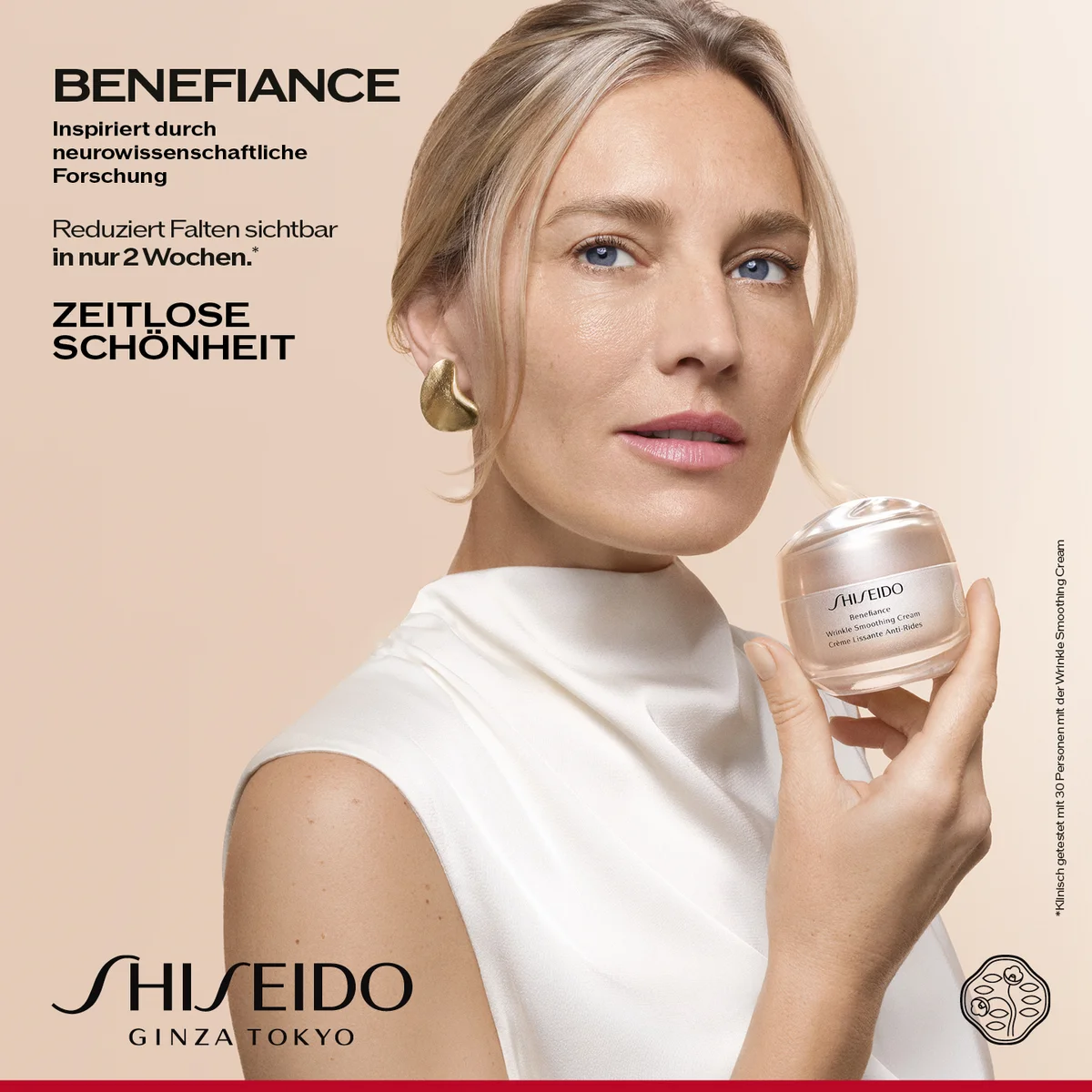 Frau mit Shiseido Benefiance Gesichtscreme vor hellem Hintergrund als elegante Anti-Aging-Kampagne