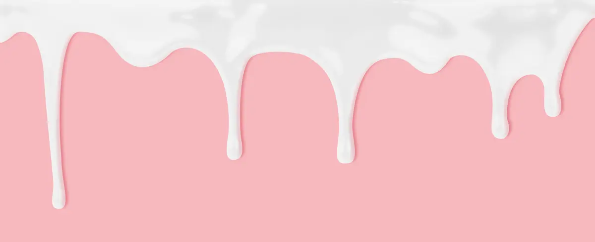 Milch auf pinkem Hintergrund