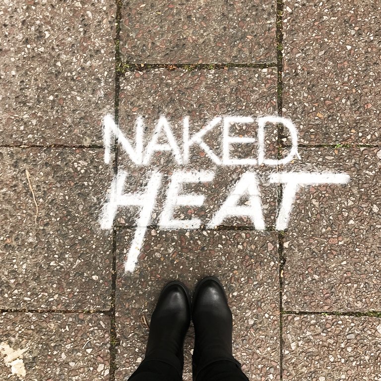 Naked Heat-Schriftzug auf dem Boden