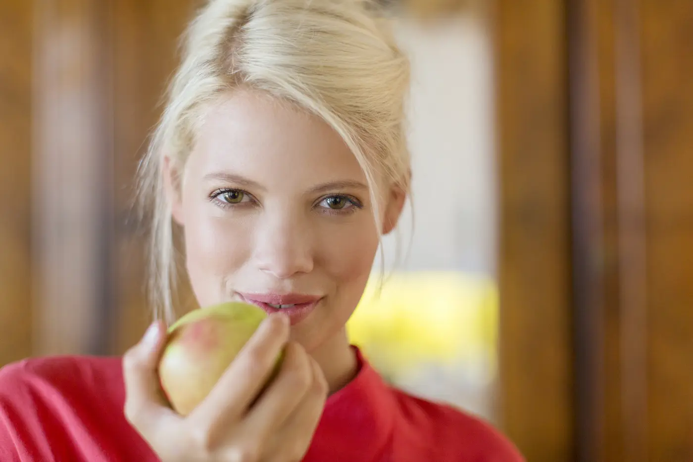 Close up Frau mit Apfel