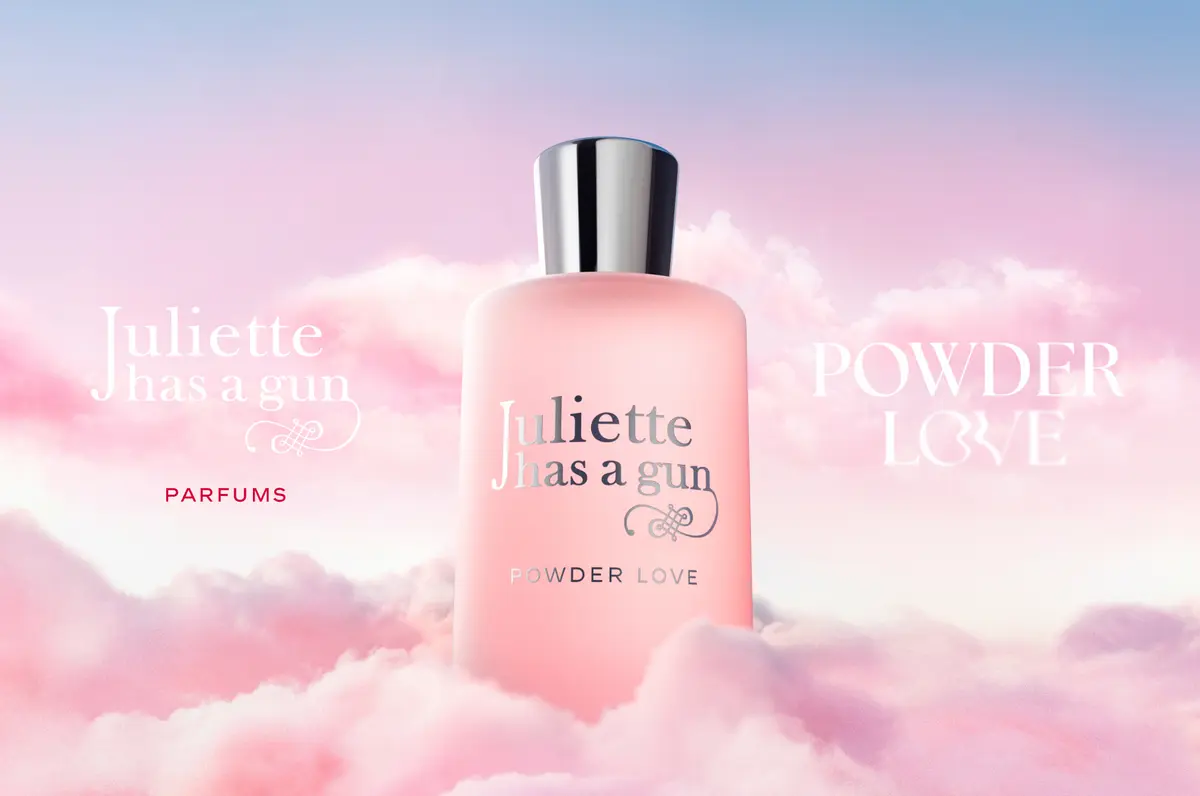 Flakon von Powder Love von Juliette has a Gun auf rosafarbenem Wolken-Hintergrund