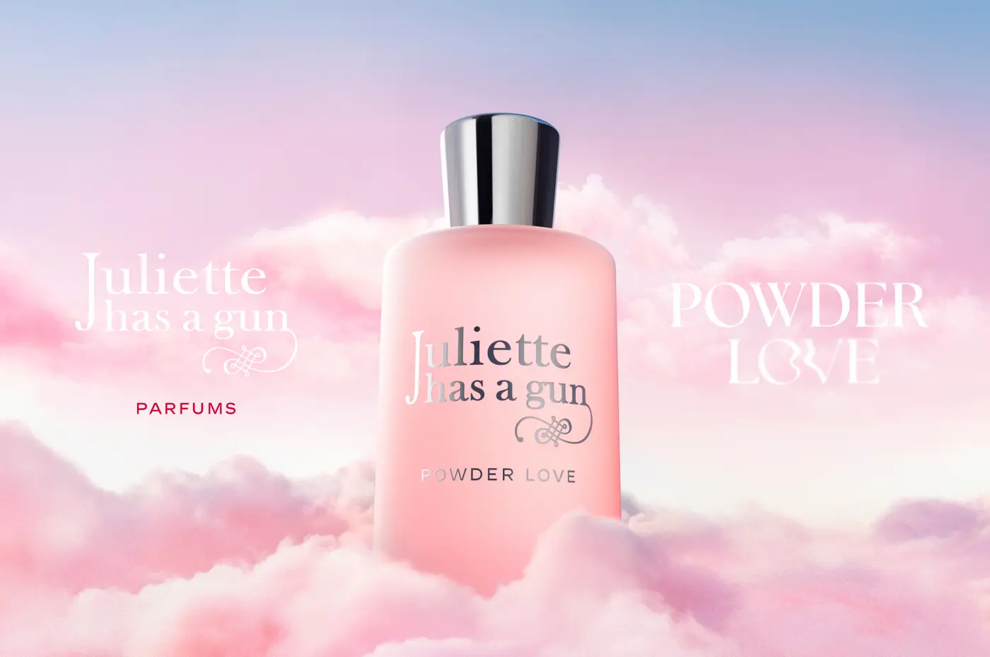 Flakon von Powder Love von Juliette has a Gun auf rosafarbenem Wolken-Hintergrund