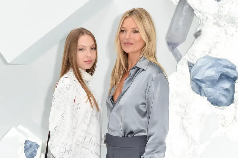 Kate Moss und Lila Moss bei der Paris Fashion Week Frühling/Sommer 2020