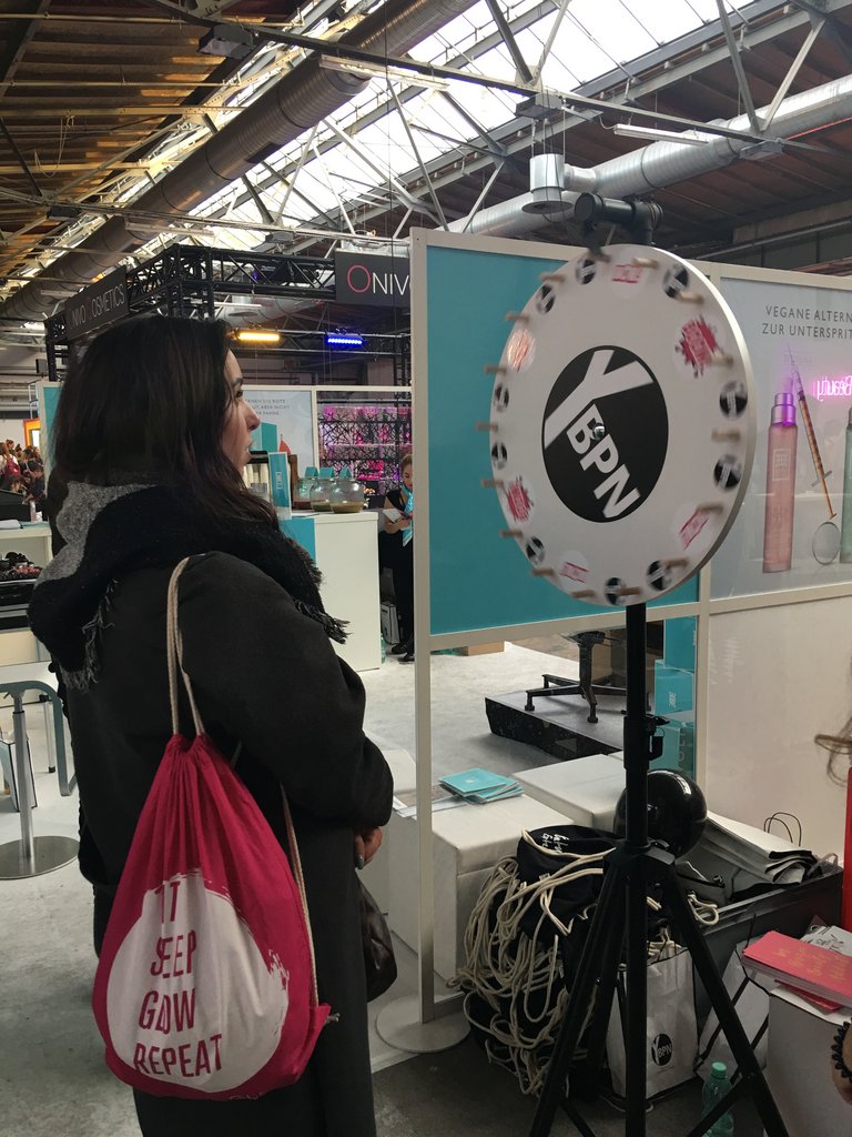 Glow-Besucherinnen steht am YBPN-Glücksrad