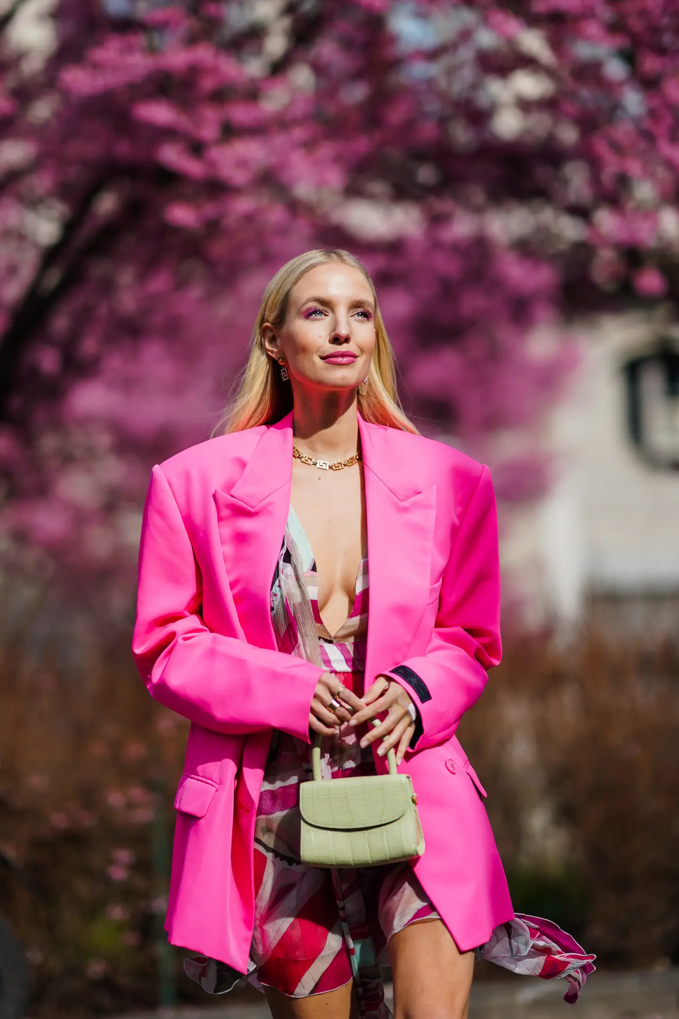 Streetstyle Leonie Hanne in pinkem Outfit
