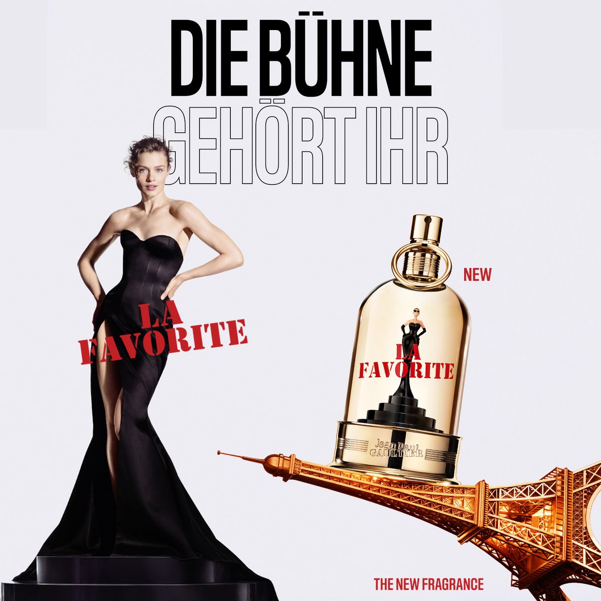 Jean Paul Gaultier La Favorite Parfüm-Kampagne 'Die Bühne gehört ihr' – Frau in schwarzem Abendkleid auf Podest neben goldenem Flakon mit Eiffelturm-Sockel