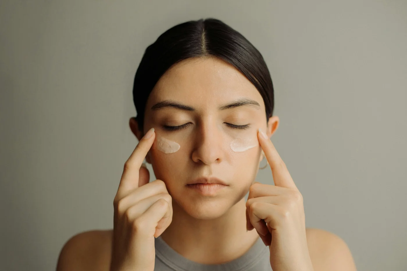Porträt einer Frau mit Creme im Gesicht