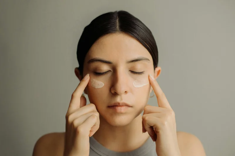 Porträt einer Frau mit Creme im Gesicht
