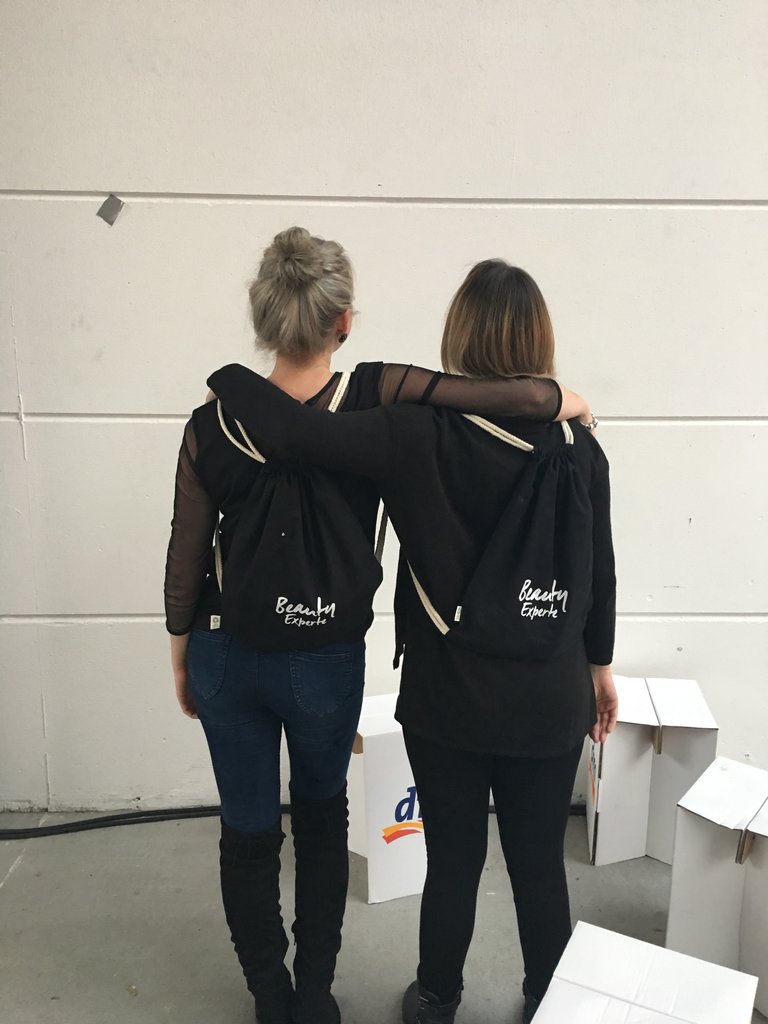 Glow-Besucherinnen mit YBPN-Rucksäcken