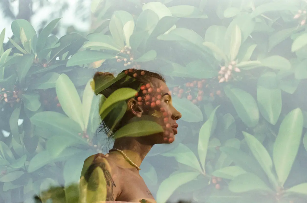 Frau im Blumenfeld