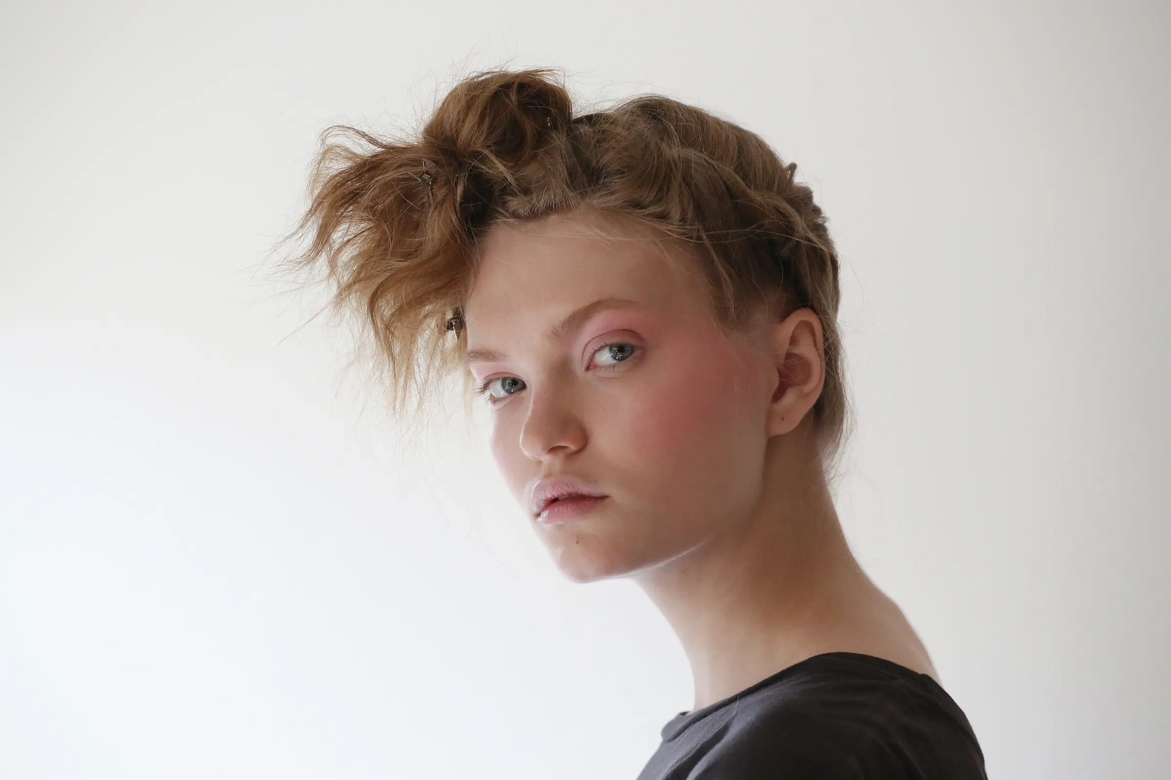 Model mit Rosa Make-up und Wuschel-Dutt