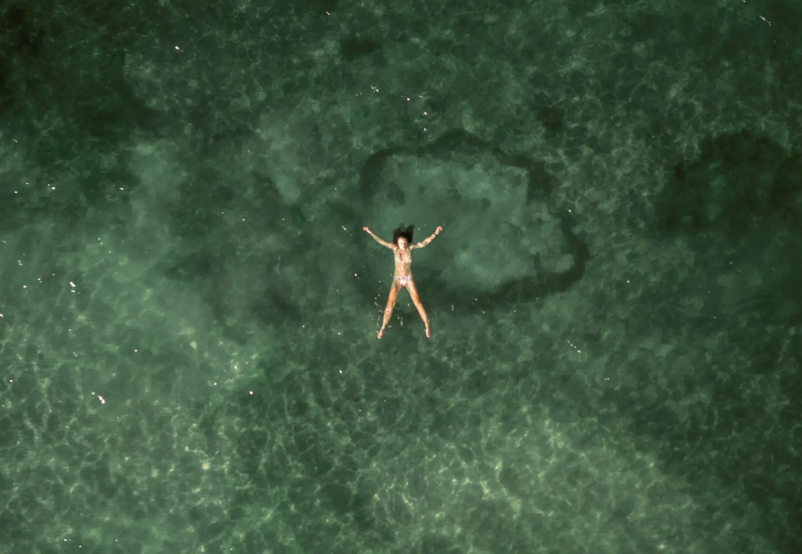 Frau schwimmt im Meer