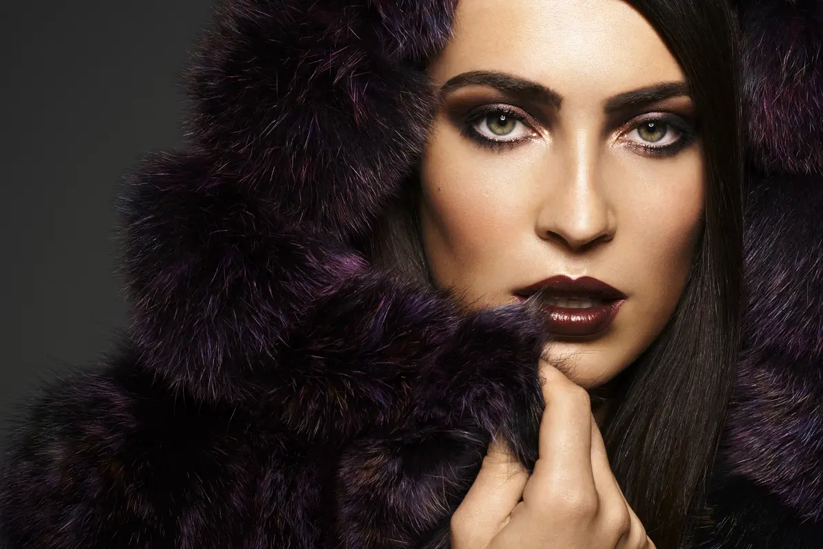 Frau mit Make-up in Schokotönen