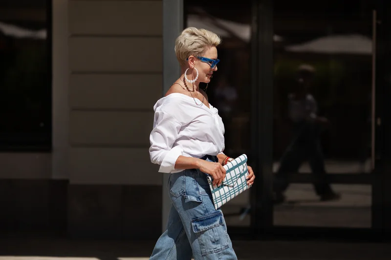 Streetstyle Bild Frau mit kurzen blonden Haare