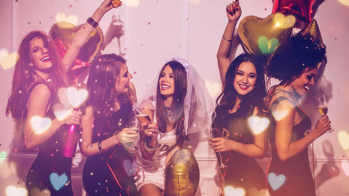 Braut und Freundinnen feiern eine Party zum Junggesellinnenabschied