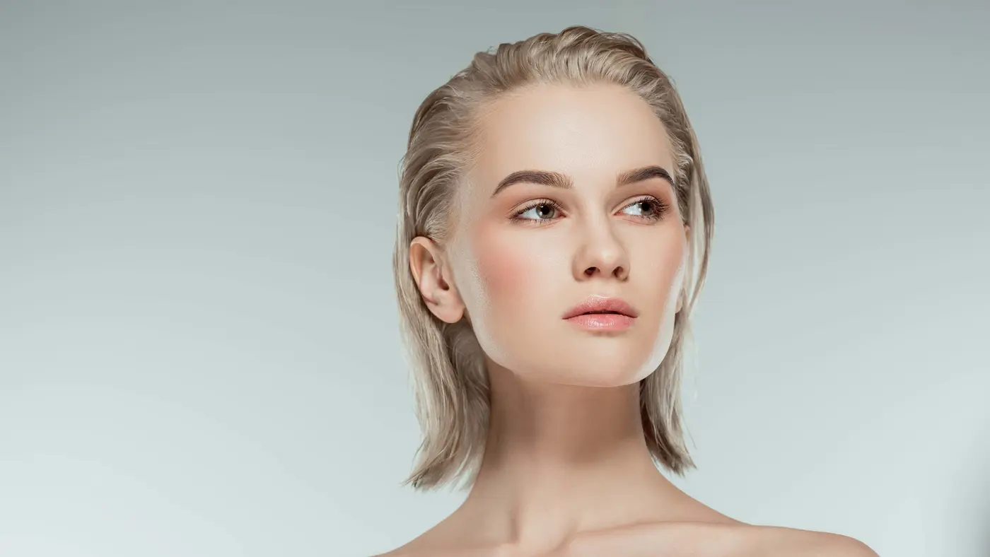 Junge Frau mit schöner Haut im Winter