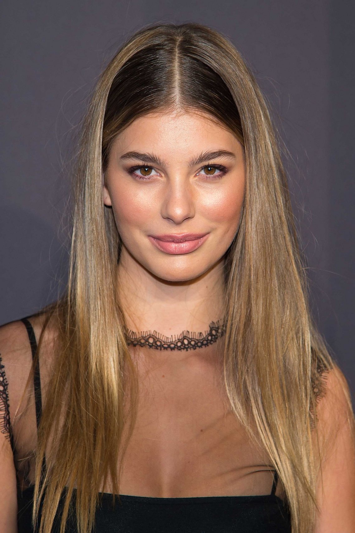 CAMILA MORRONE mit Bronzer auf den Wangen