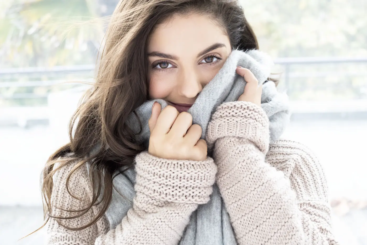 Frau mit Strickpulli und Schal