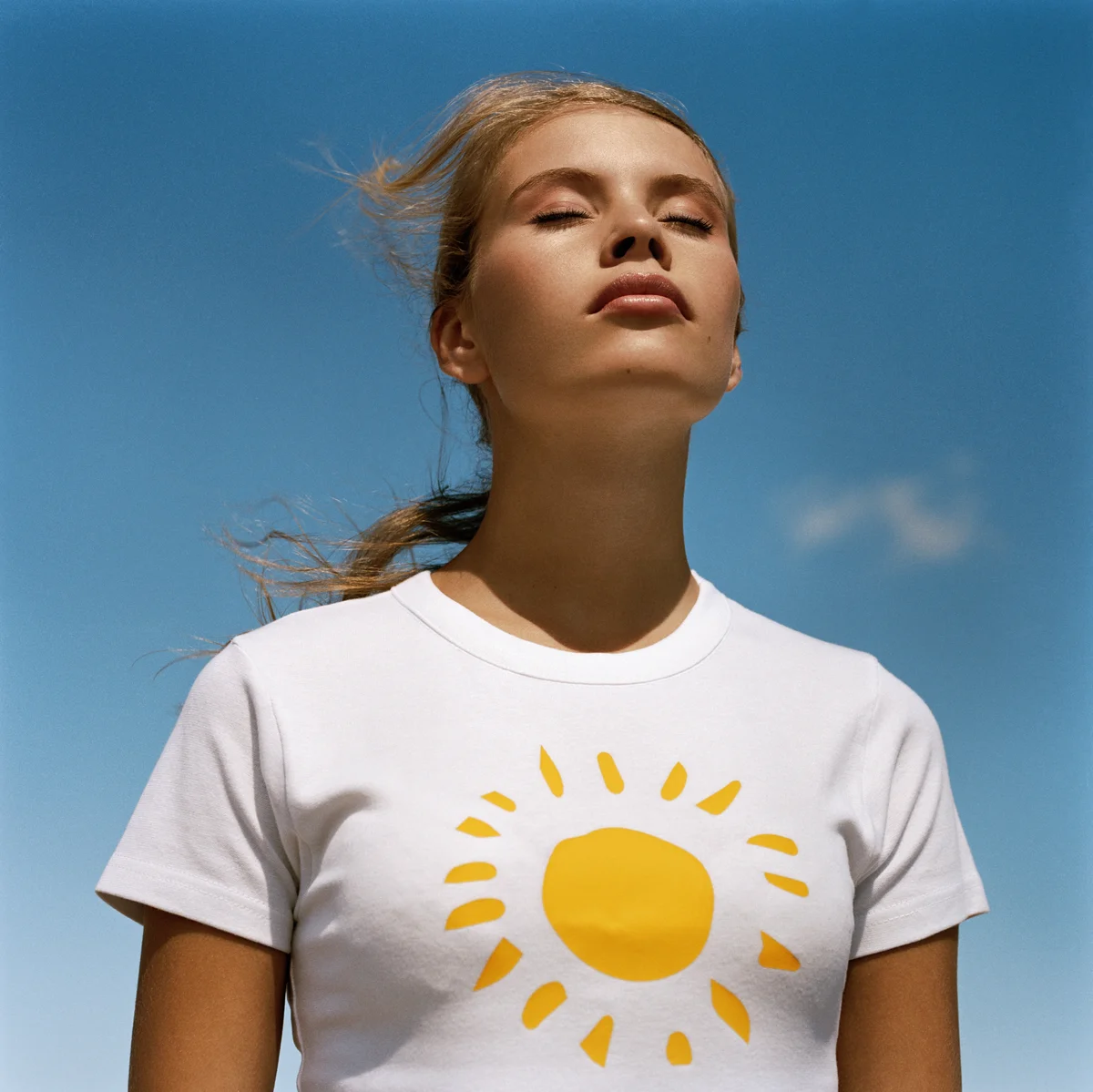 Tagescreme mit LSF: Frau in der Sonne