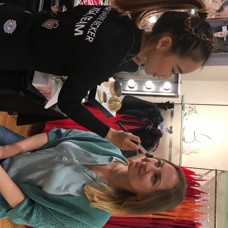 Visagistin von der Parfümerie Becker schminkt Braut