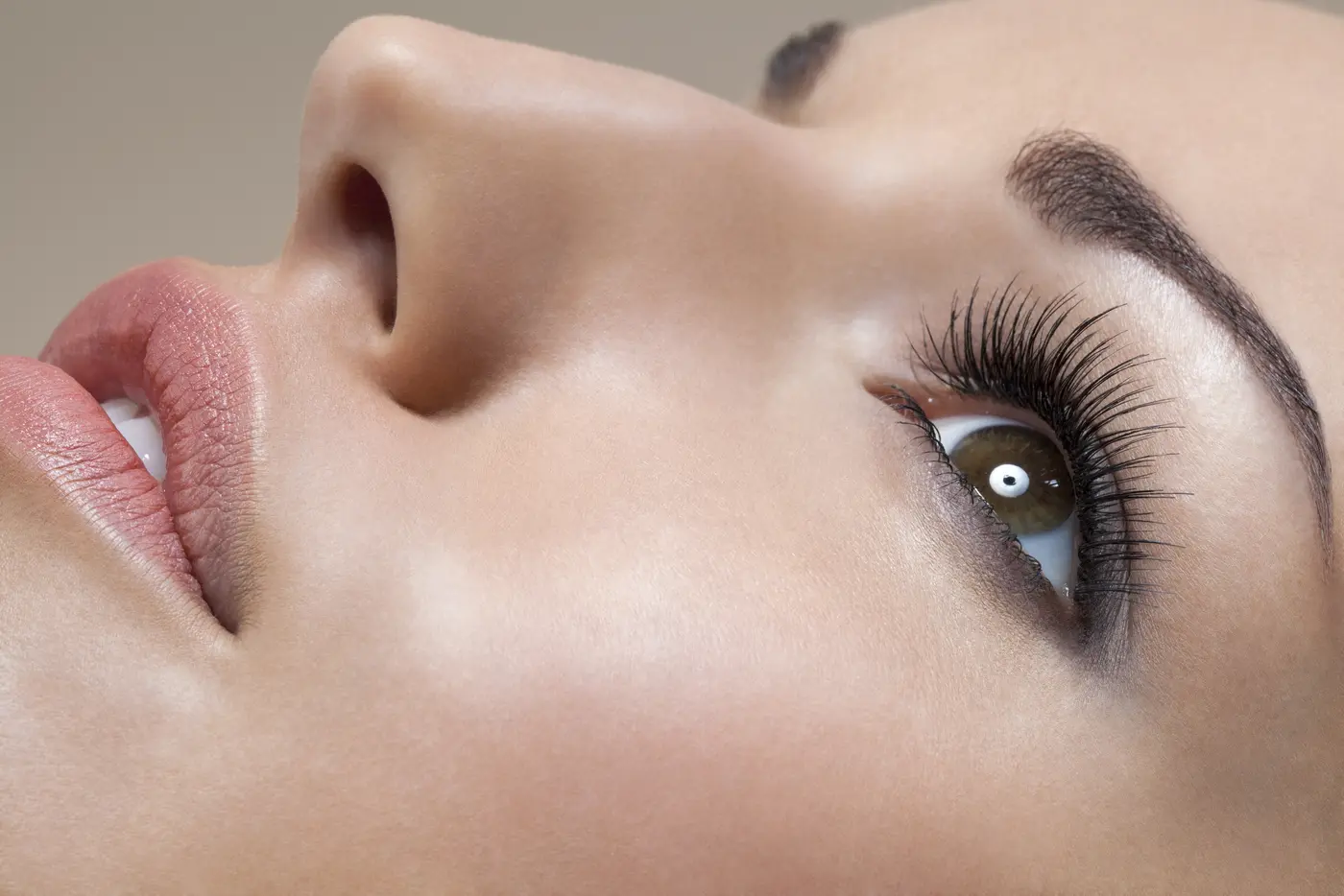 Frau mit künstlichen Wimpern