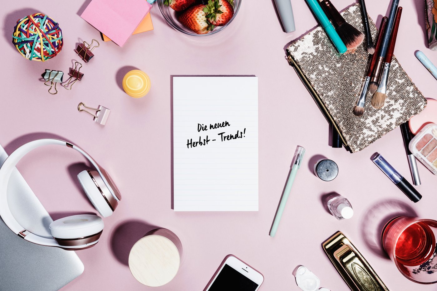 Schreibtisch mit Beauty Produkten