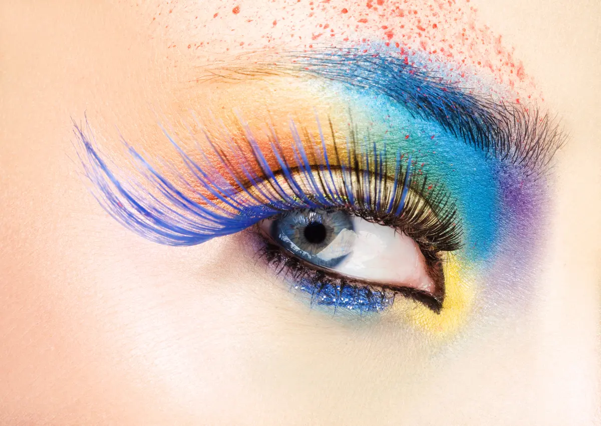 Regenbogen-Lidschatten und Regenbogen-Augenbrauen