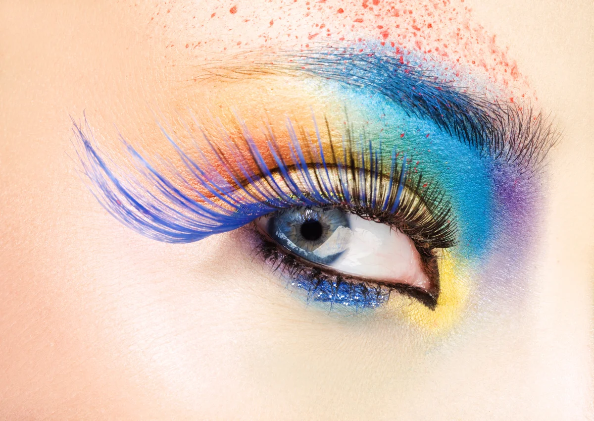 Regenbogen-Lidschatten und Regenbogen-Augenbrauen