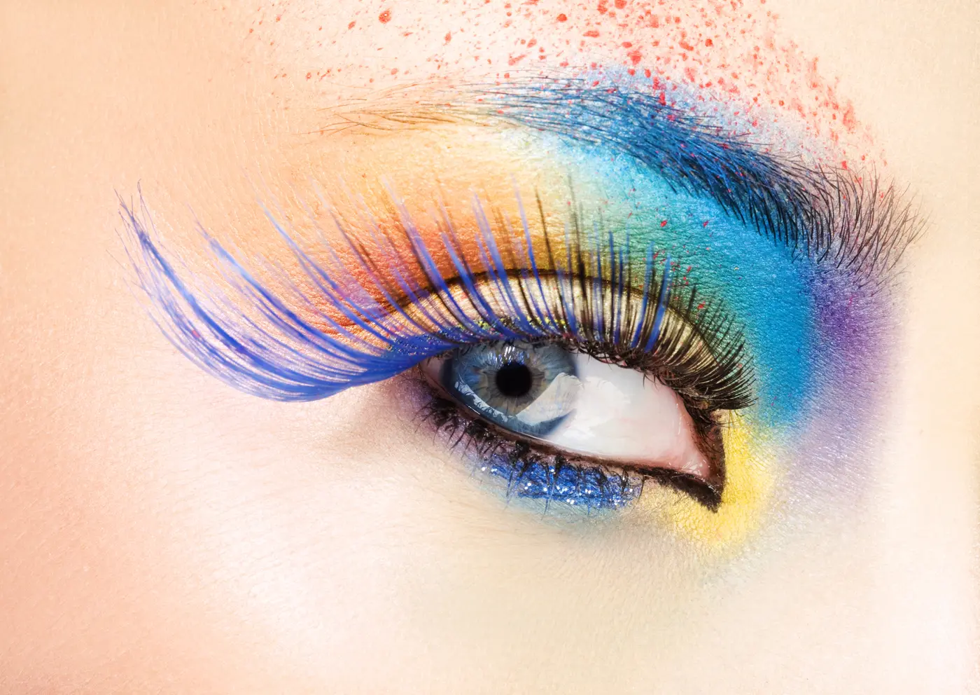 Regenbogen-Lidschatten und Regenbogen-Augenbrauen