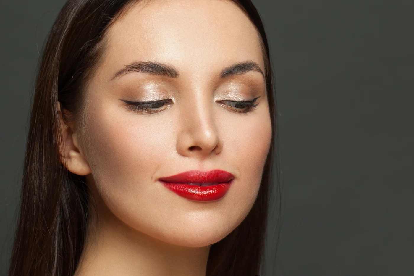 Frau mit roten Lippen und glänzendem Lidschatten