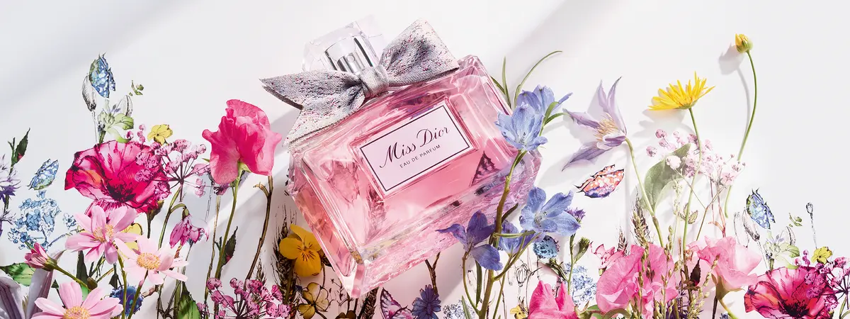 Miss Dior Eau de Parfum von Dior umgeben von schönen Blumen 