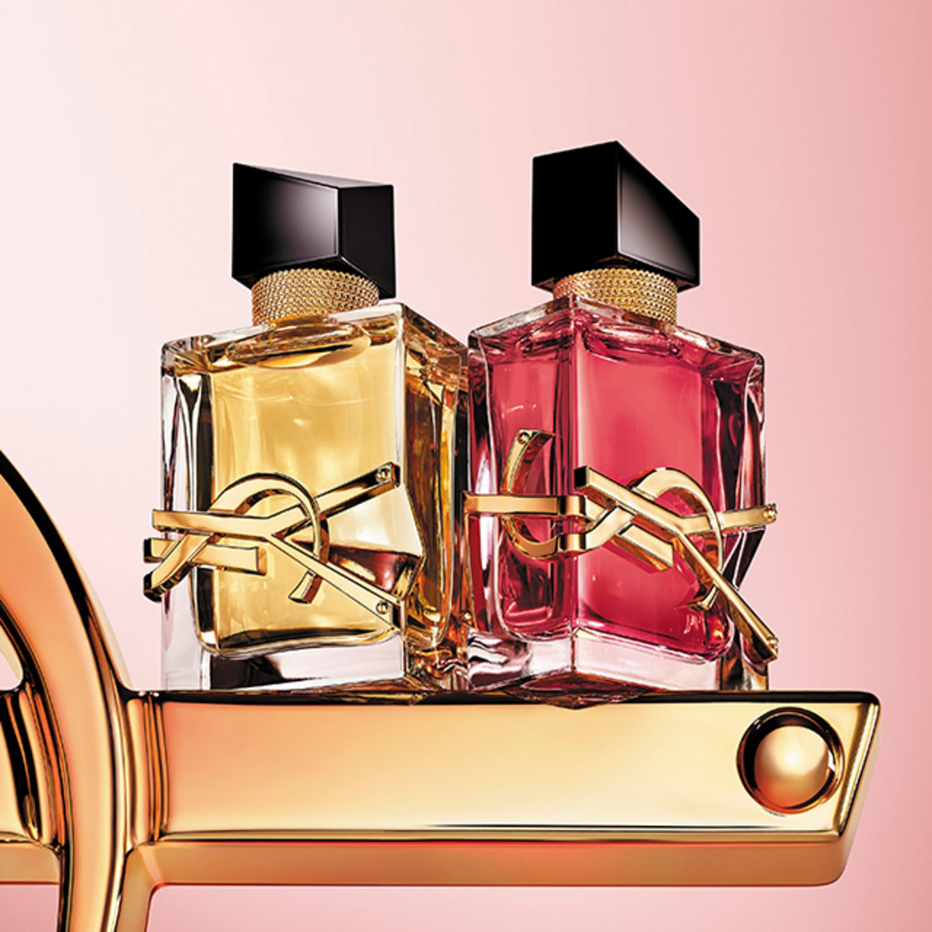 Yves Saint Laurent Libre Eau de Parfum und Libre Eau de Parfum Intense Flakons mit goldenen Details