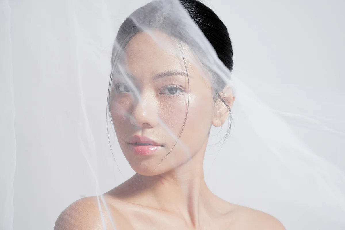 Frau mit Gaze vor dem Gesicht