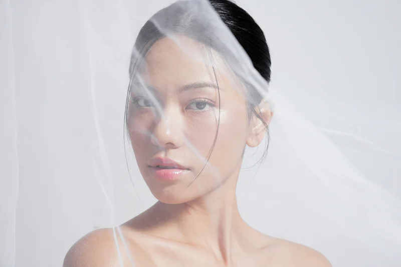 Frau mit Gaze vor dem Gesicht