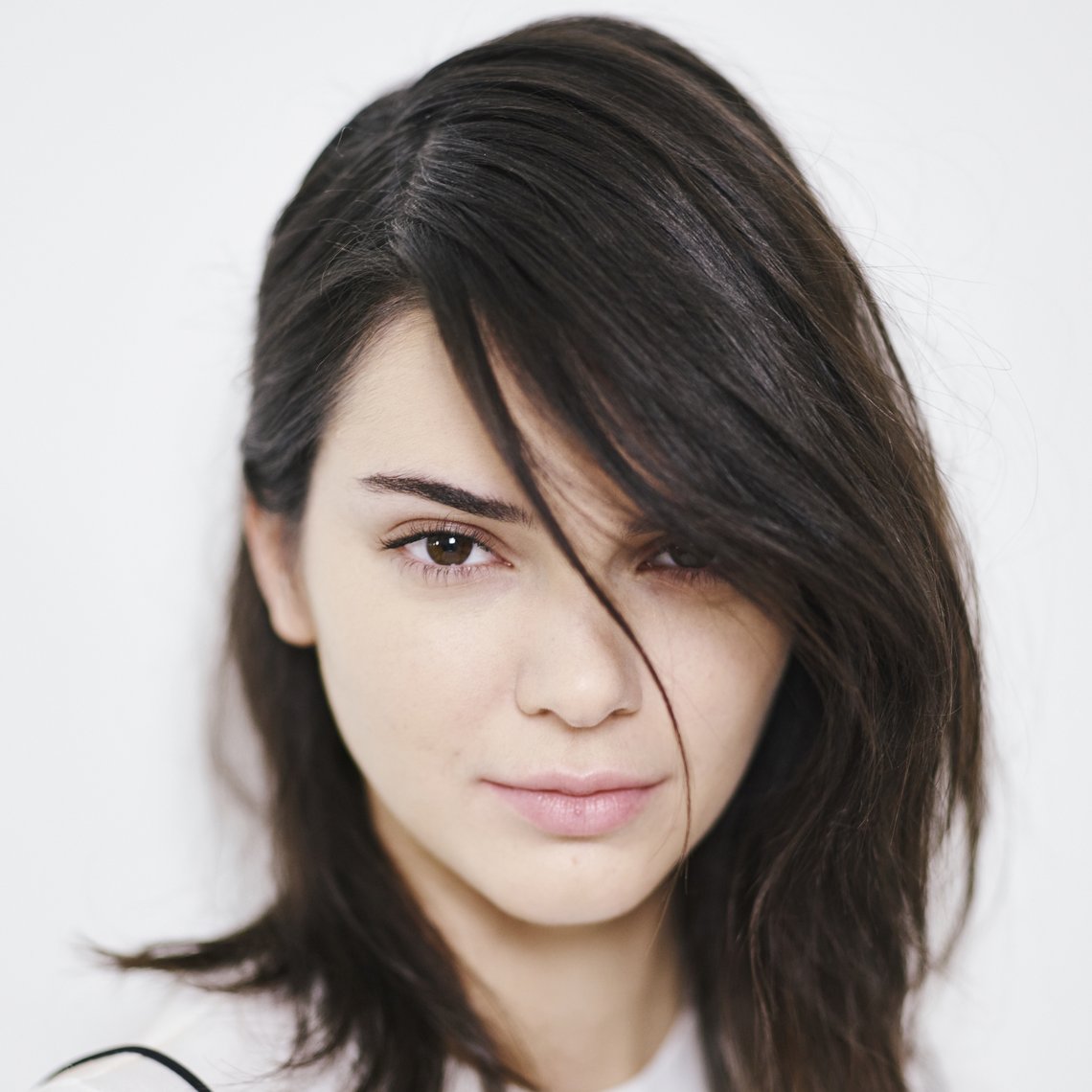 Model mit tiefem Seitenscheitel Model mit tiefem Seitenscheitel