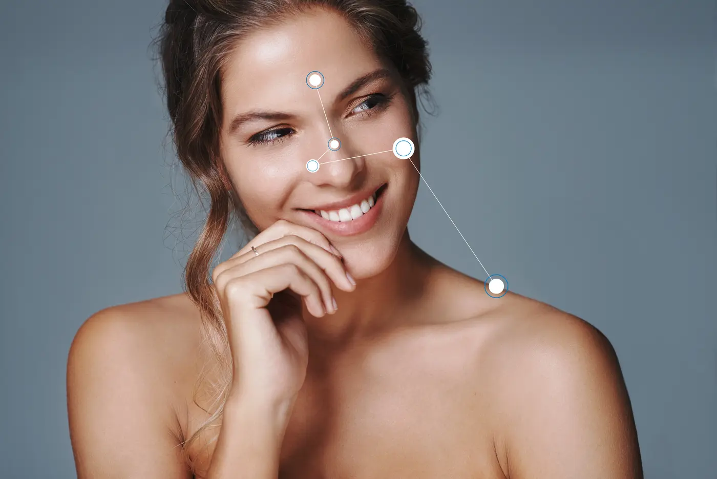 Lächelnde Frau mit Zopf schaut nach links