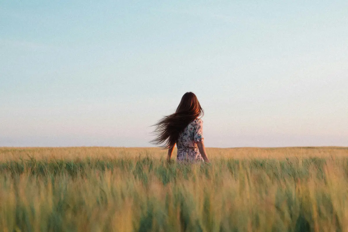 Frau mit langen Haaren in der Natur