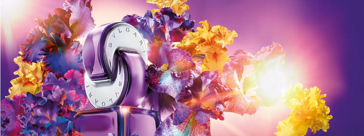 OMNIA AMETHYSTE Eau de Toilette von BVLGARI auf lilanem Hintergrund umhüllt von lilanen Blumen 