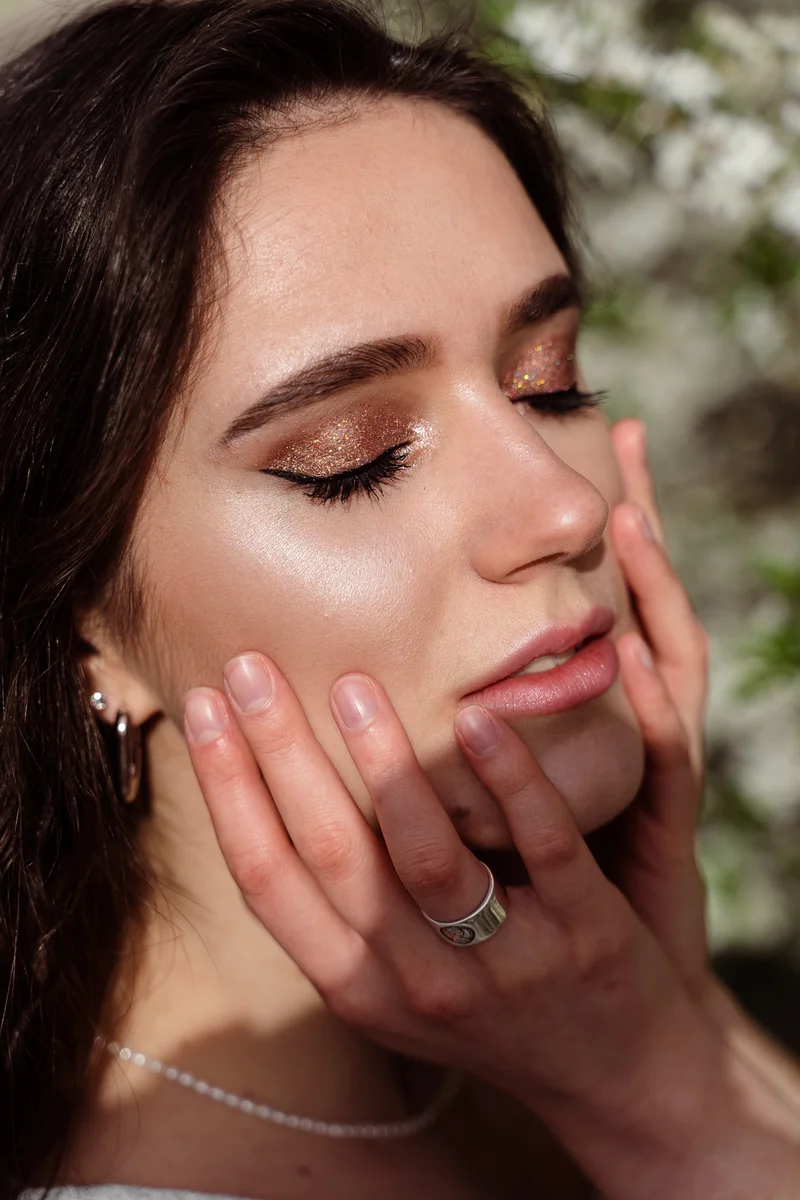 Frau mit glänzendem Lidschatten