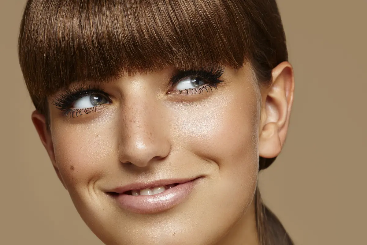 Frau mit schönen Wimpern: Wimpernextensions vs Wimpernserum