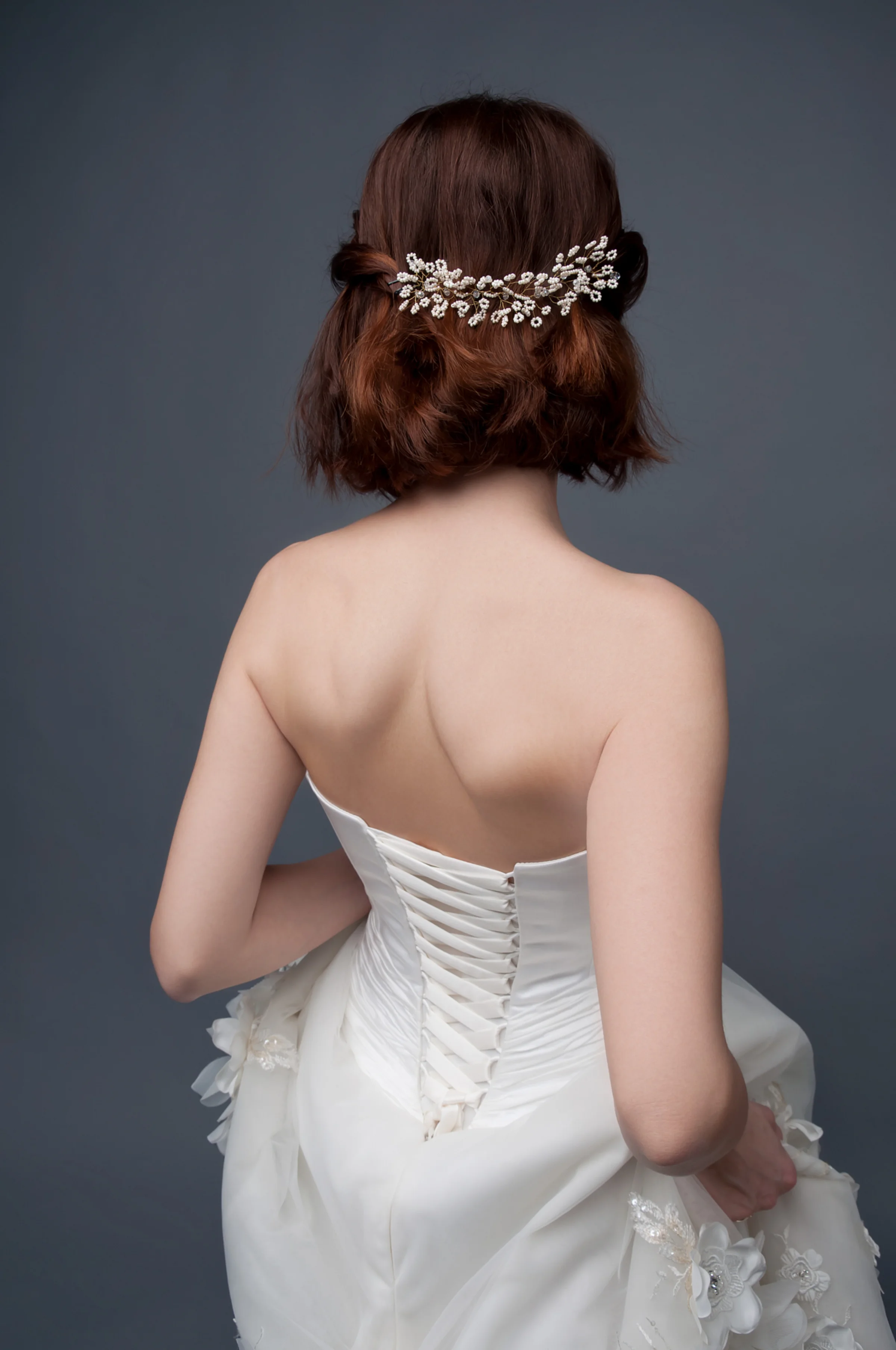 Braut mit halblangen Haaren