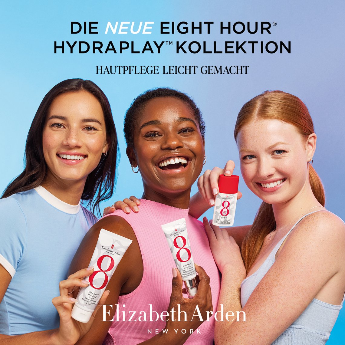 3 junge Frauen, die die Produkte aus der Eight Hour® HydraPlay™ Kollektion von Elizabeth Arden in den Händen halten